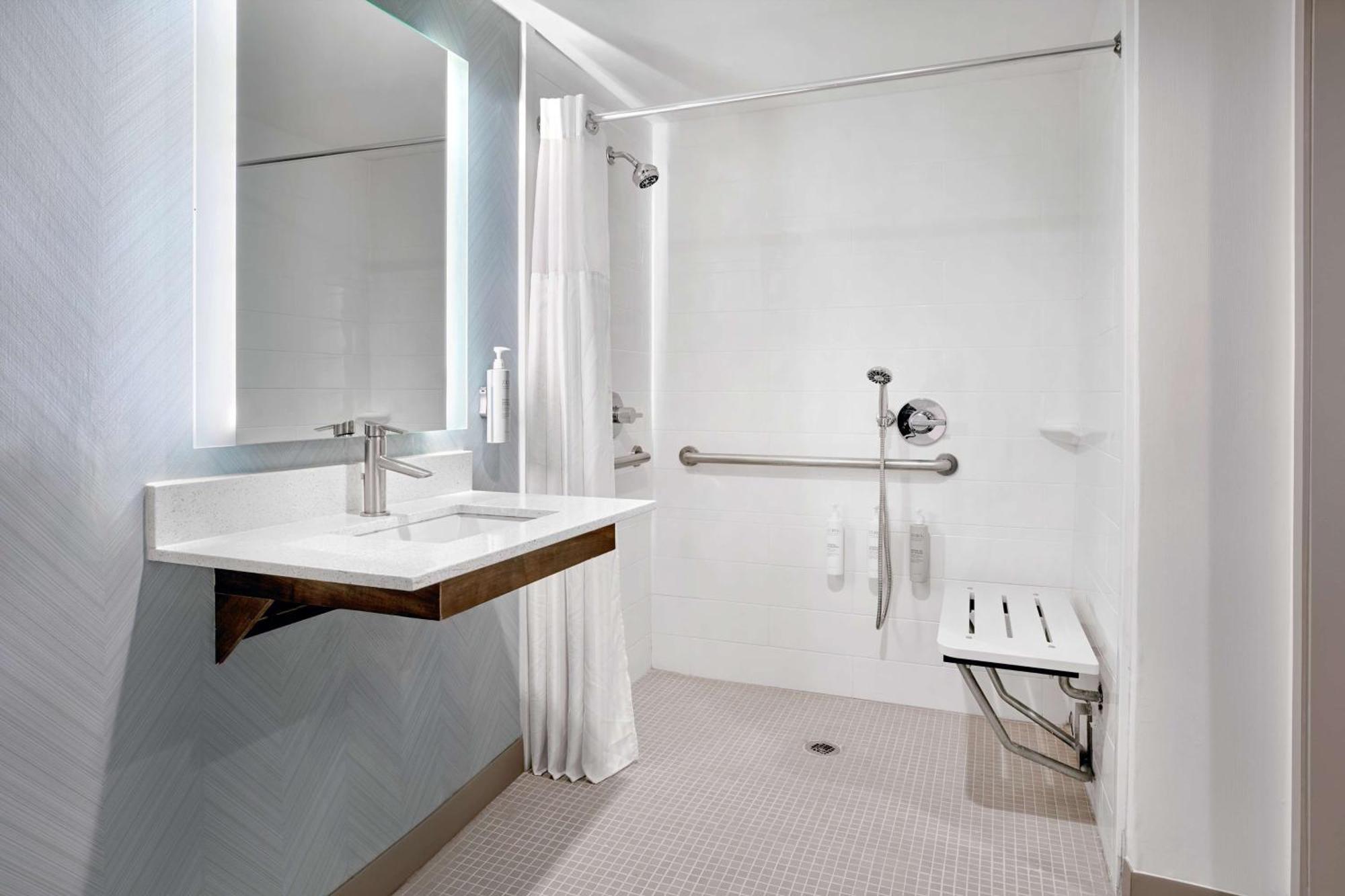 King Room Roll Shower Mobility Access or High Floor,1659461323:JPEG
