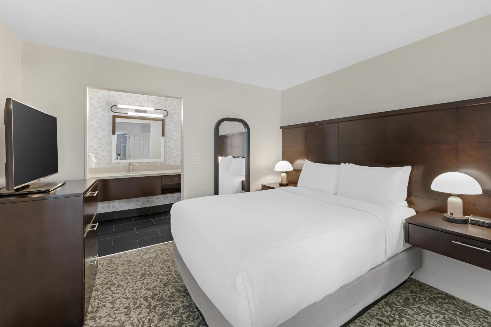 Two-Bedroom King Queen Bed Suite,1664657094:JPEG