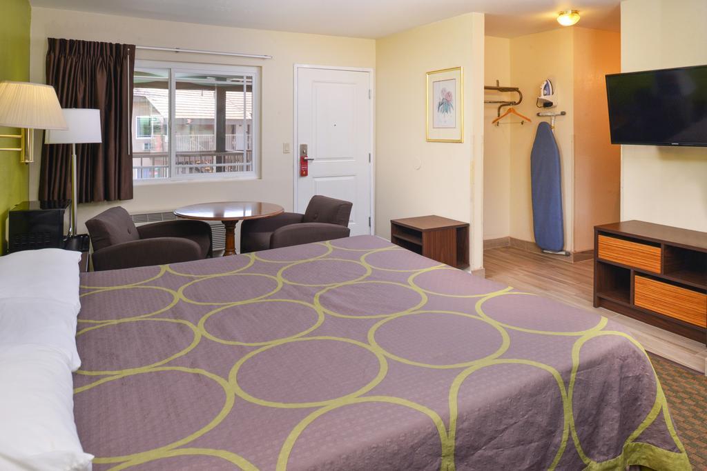 Deluxe King Room - Non-Smoking