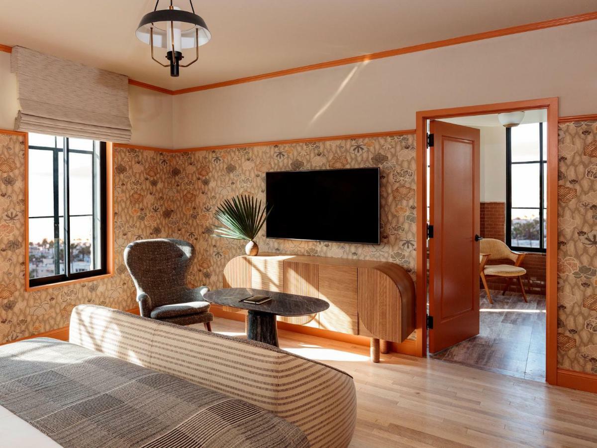 Landmark Deluxe Queen, Guest room, 1 Queen