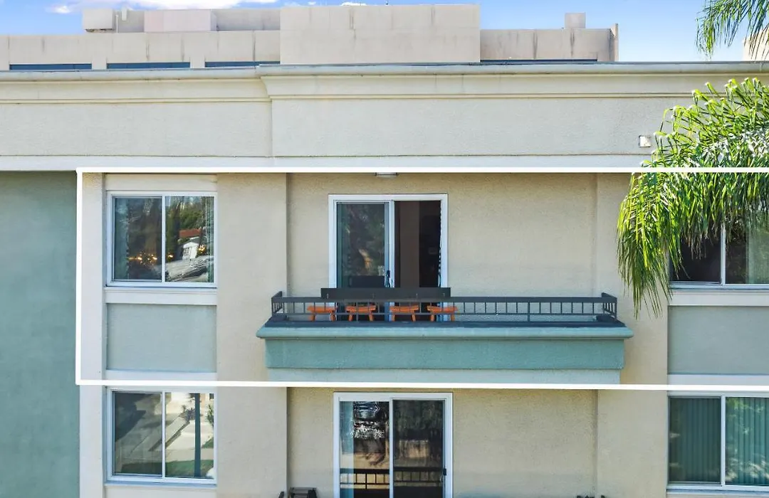Beverly Hills 2 Bed 2 Bath Penthouse With Den And Parking 414-1