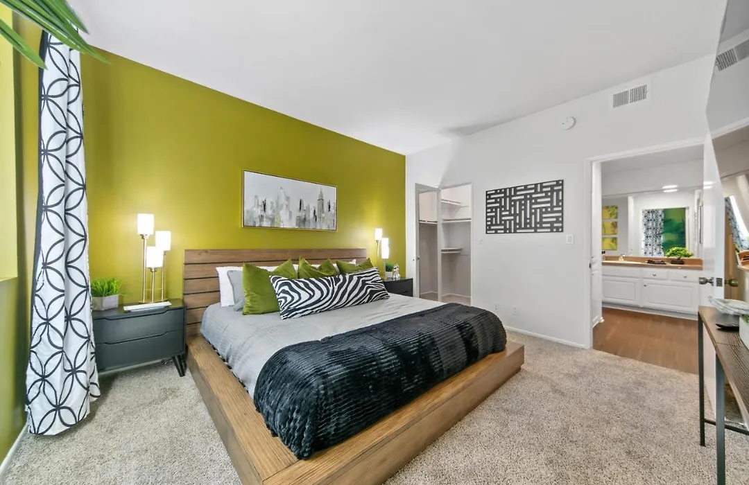 Beverly Hills Gem 1 Bedroom Apt With Parking 218-1