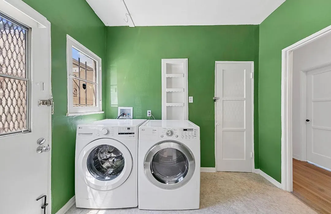 Cozy Clark Retreat Near Beverly Hills Parking, Laundry, Parking-1