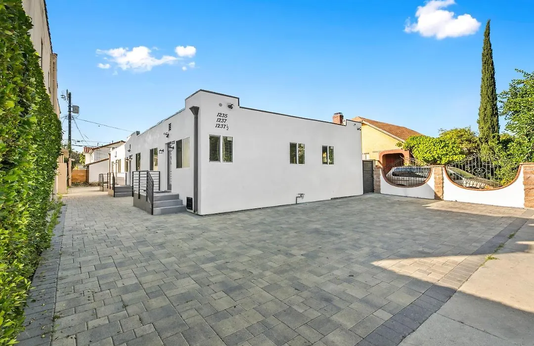 Miracle Mile Chic 1 Bedroom Bungalow Apt Parking Unit 2-1