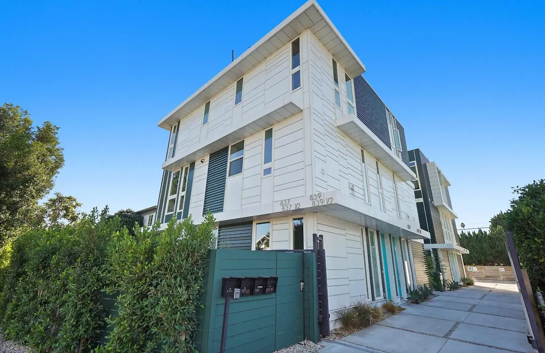 Eye-Opening And Ultra-Secure Luxury Hollywood Condo-1