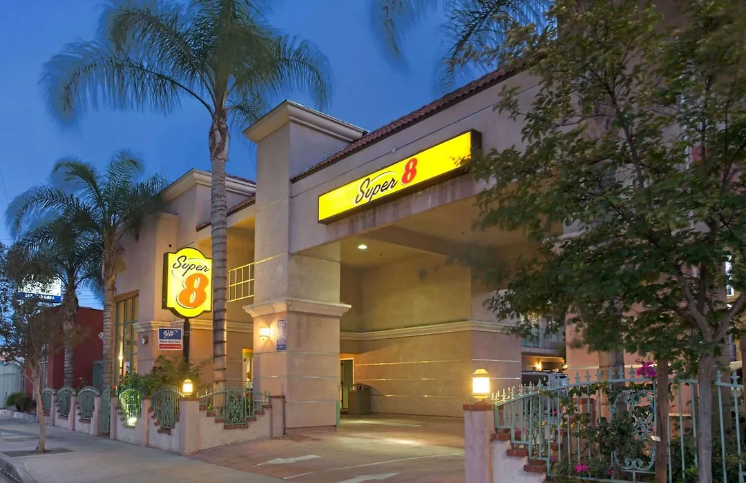 Super 8 By Wyndham North Hollywood-1