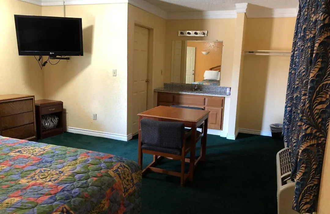 Pine Tree Inn-1