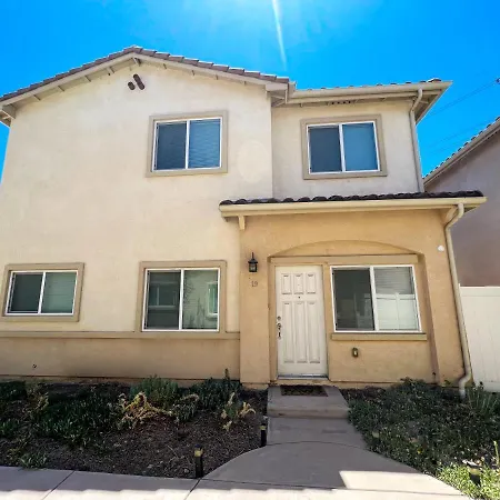 Modern One Bedroom Townhouse W/ Plenty Of Space And Guest Parking In Gated Community! Book Now!-2