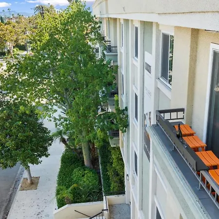 Beverly Hills 2 Bed 2 Bath Penthouse With Den And Parking 414-3