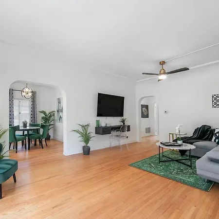 Cozy Clark Retreat Near Beverly Hills Parking, Laundry, Parking-2
