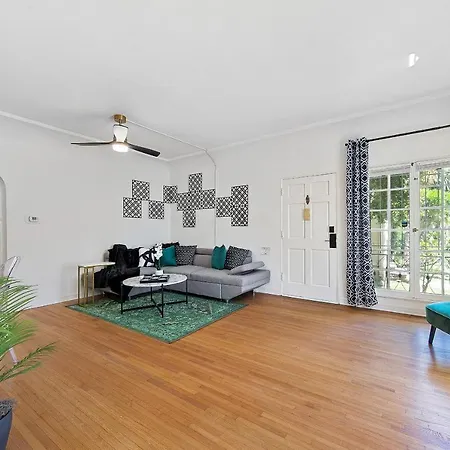 Cozy Clark Retreat Near Beverly Hills Parking, Laundry, Parking-3