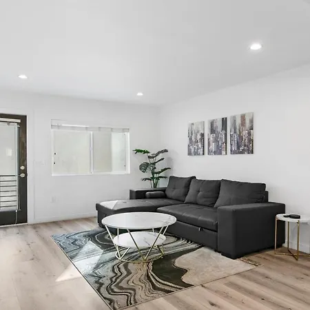 Miracle Mile Chic 1 Bedroom Bungalow Apt Parking Unit 2-3
