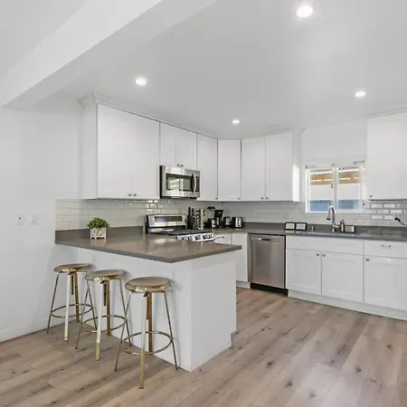 Miracle Mile Chic 1 Bedroom Bungalow Apt Parking Unit 2-2