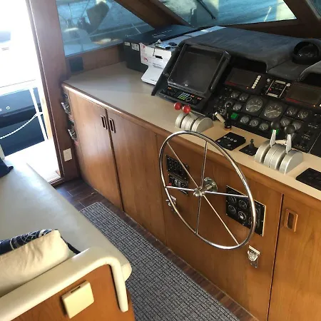 Luxury Afloat Yacht Paradise 3 Bedrooms 3Bath 5 Beds With Full Marina View-3