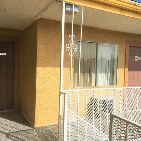 4 Star Motel-2