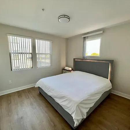 Miracle Mile Apartments-2