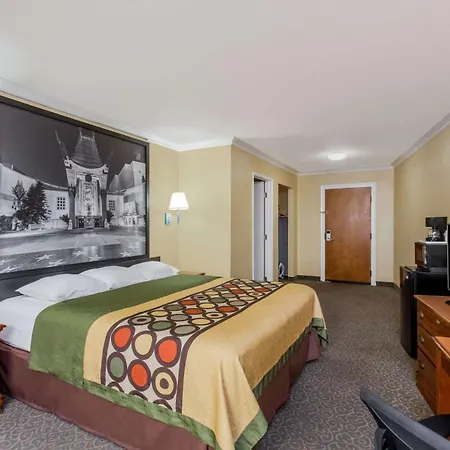 Super 8 By Wyndham Los Angeles Downtown-3