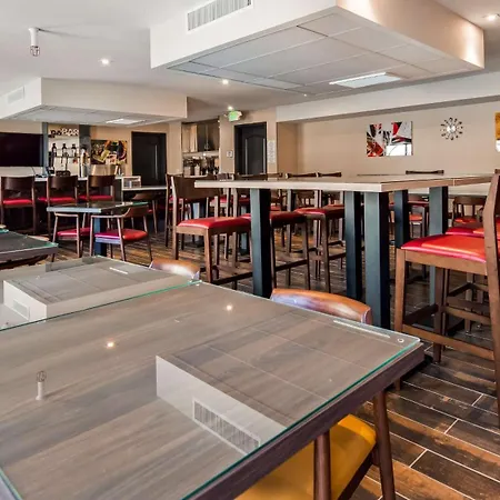 Best Western Premier Noho Inn-3